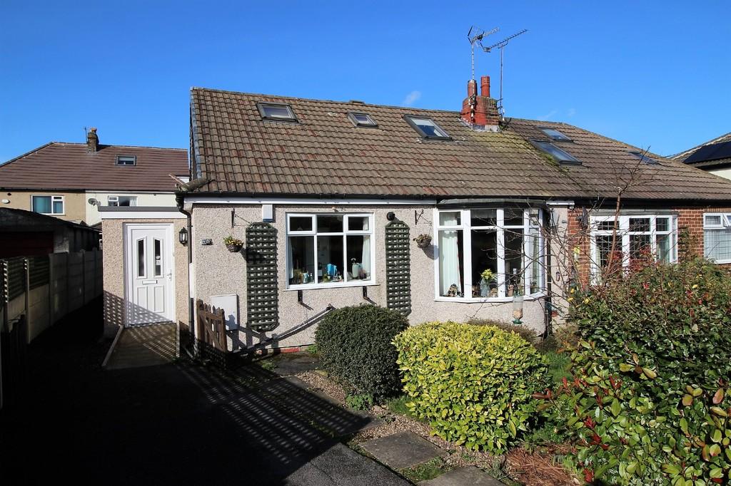 Hawkstone Avenue, Guiseley 3 bed semidetached bungalow £245,000