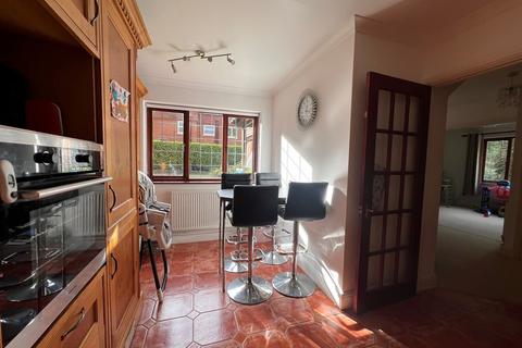 4 bedroom detached house to rent, Caterham