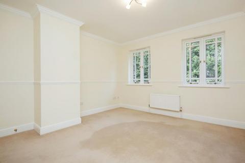 4 bedroom terraced house to rent, Lakeside Crescent, Lakeside Grange, KT13 9ZE