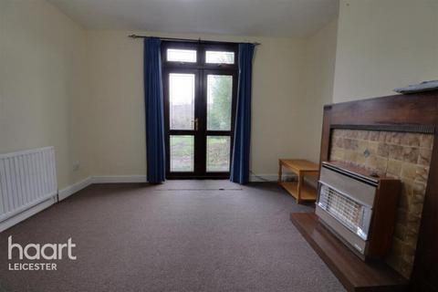 3 bedroom semi-detached house to rent, Norwood Road, Leicester