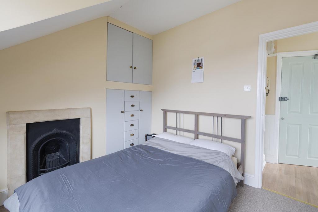 Bedroom ()