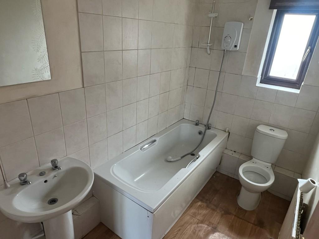 17 thorndike bathroom pic new