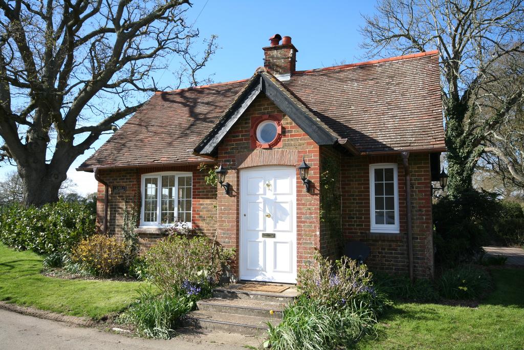 Ewhurst Manor Estate, Brighton RoaD, Shermanbury RH13 2 Bed Cottage - £ ...