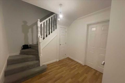 3 bedroom terraced house to rent, Hayling Close, Slough