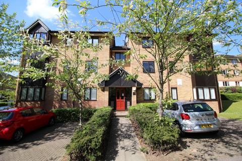 2 bedroom flat to rent, Centre Drive, Epping, CM16