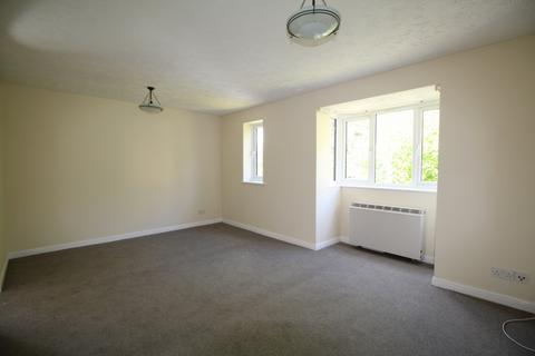 2 bedroom flat to rent, Centre Drive, Epping, CM16