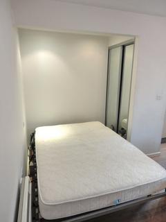 Studio to rent, The Basilica