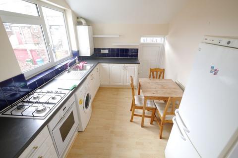 3 bedroom flat to rent, Simonside Terrace - Heaton