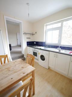 3 bedroom flat to rent, Simonside Terrace - Heaton