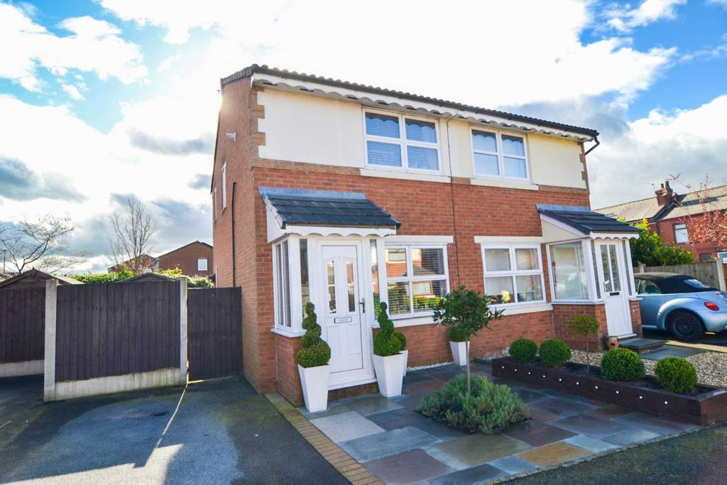 Squires Close, Haydock 2 bed semidetached house £109,950