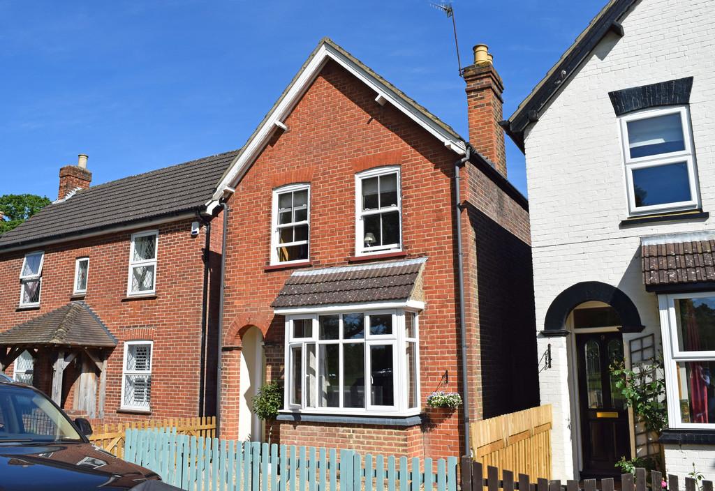 Oakdene Road, Peasmarsh, Guildford GU3 1ND 3 bed detached house £565,000