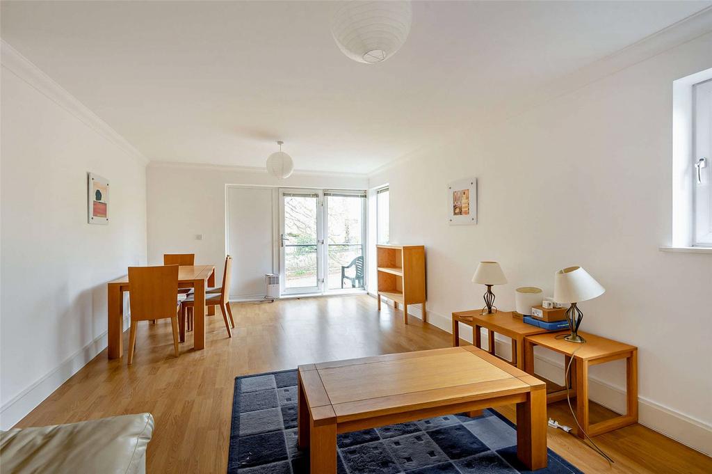 Lounge/Dining Area