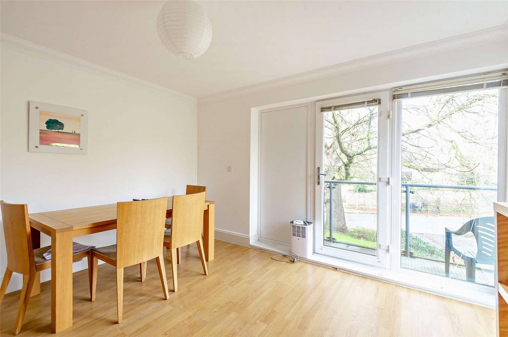Lounge/Dining Area