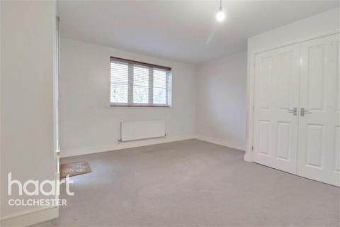 3 bedroom flat to rent, North Colchester