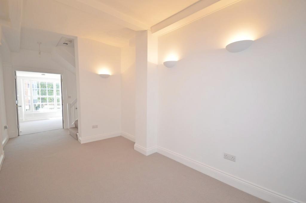 Hallway Flat to rent