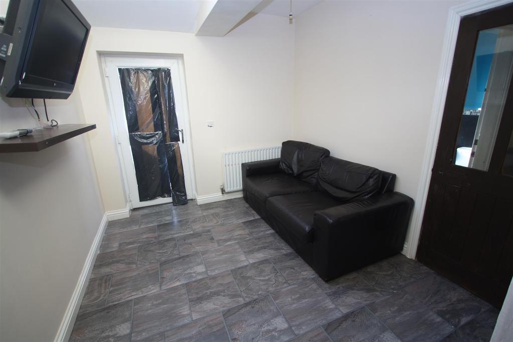 Marina Road, Darlington 4 bed semidetached house £75,000