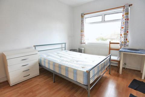 Studio to rent, Wakemans Hill Avenue, Kingsbury, London NW9