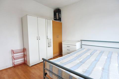 Studio to rent, Wakemans Hill Avenue, Kingsbury, London NW9