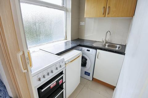 Studio to rent, Wakemans Hill Avenue, Kingsbury, London NW9