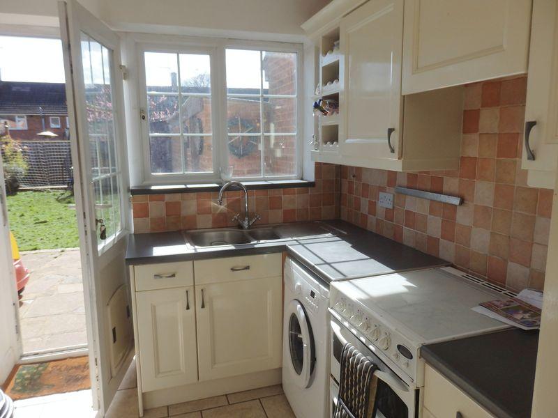 Preston Lane, Tadworth 2 bed end of terrace house £1,295 pcm (£299 pw)