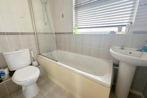 2 bedroom semi-detached house to rent, Repton Close, Luton, Bedfordshire, LU3 3UP