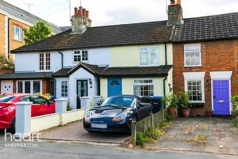 2 bedroom terraced house to rent, Bridge Road, Surrey