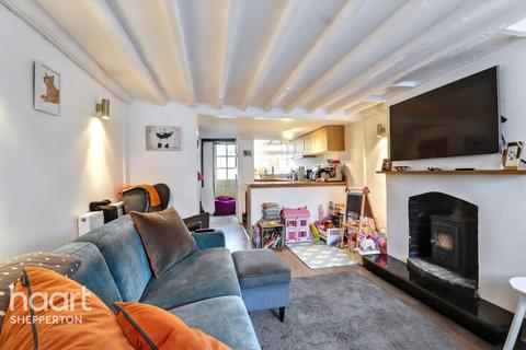 2 bedroom terraced house to rent, Bridge Road, Surrey