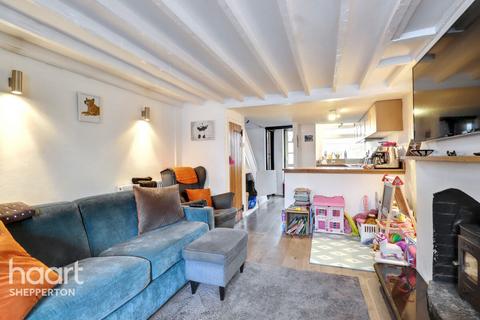 2 bedroom terraced house to rent, Bridge Road, Surrey