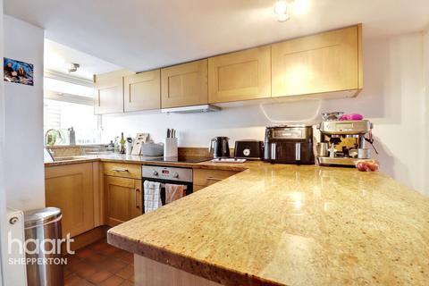 2 bedroom terraced house to rent, Bridge Road, Surrey