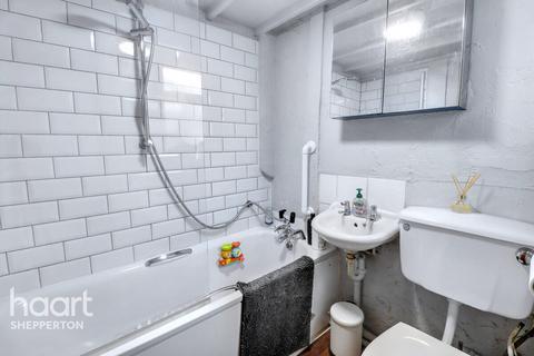 2 bedroom terraced house to rent, Bridge Road, Surrey