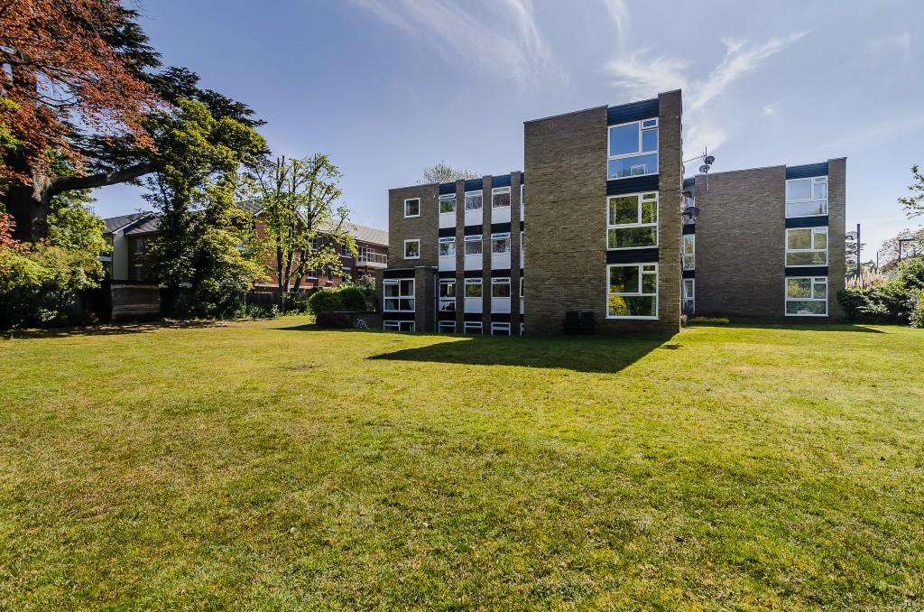 Berkeley Court, Weybridge, KT13 2 bed flat £995 pcm (£230 pw)