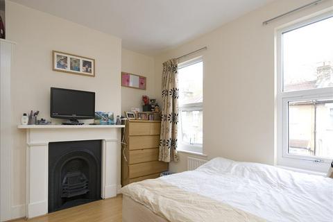 2 bedroom house to rent, Faringford Road, London, E15