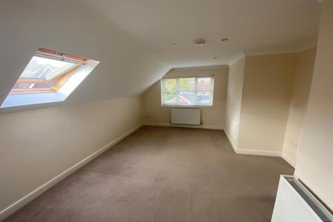 2 bedroom flat to rent, Heroncrest Mews Dragon Street, Petersfield, GU31