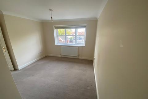 2 bedroom flat to rent, Heroncrest Mews Dragon Street, Petersfield, GU31