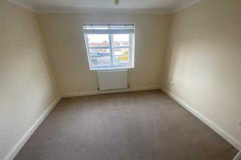 2 bedroom flat to rent, Heroncrest Mews Dragon Street, Petersfield, GU31