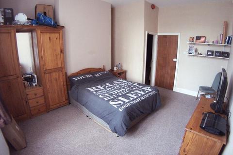 3 bedroom apartment to rent, Cardigan Road, Leeds