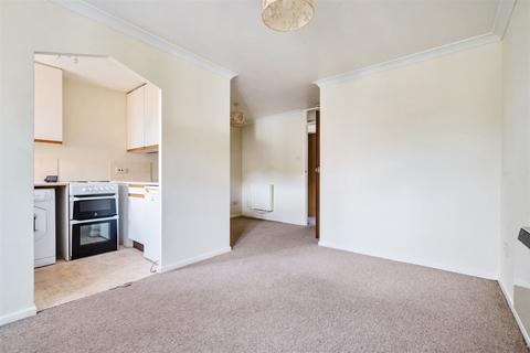 1 bedroom flat to rent, Caernarvon Road, Chichester, PO19