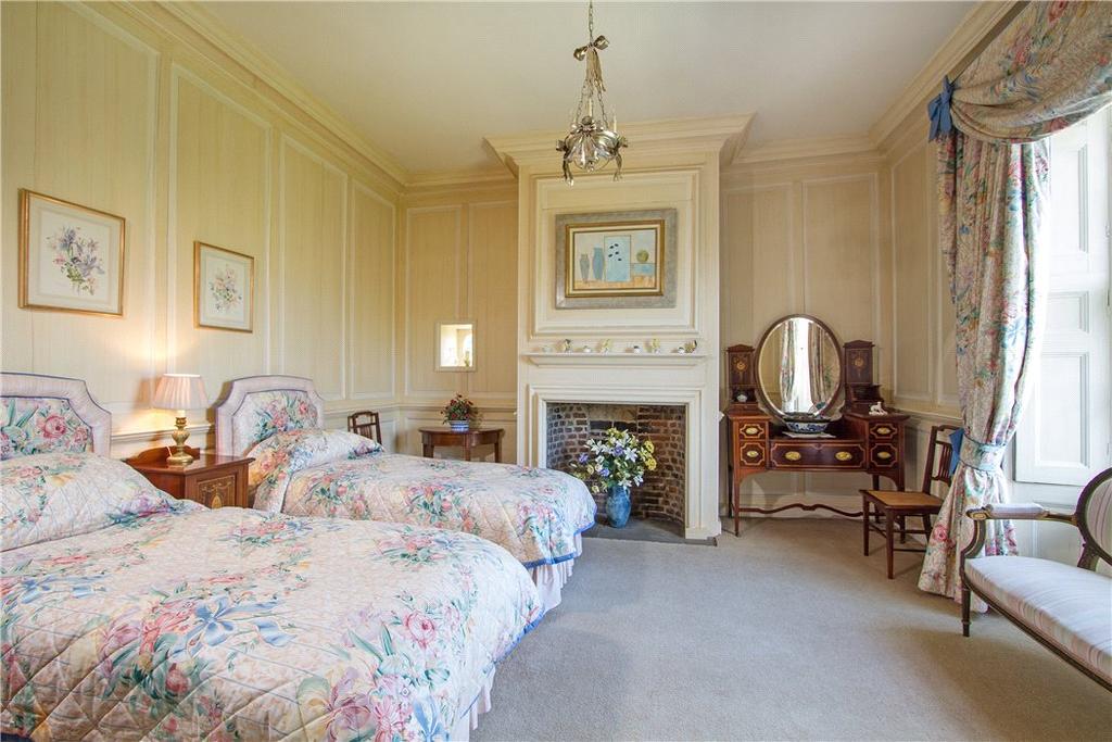 Image 10 of 16: Guest Bedroom