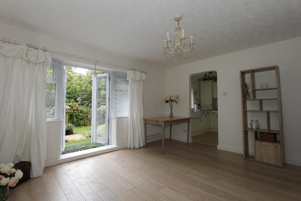 Ogwen Drive, Lakeside, Cardiff 2 bed ground floor flat £750 pcm (£173 pw)