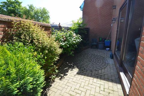 2 bedroom semi-detached house to rent, Kings Road, Burnham-on-Crouch