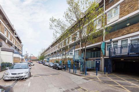 4 bedroom maisonette to rent, Aytoun Road, London