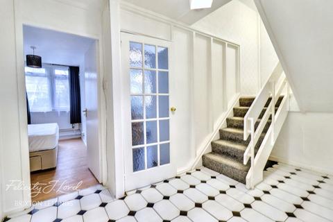 4 bedroom flat to rent, Aytoun Road, London