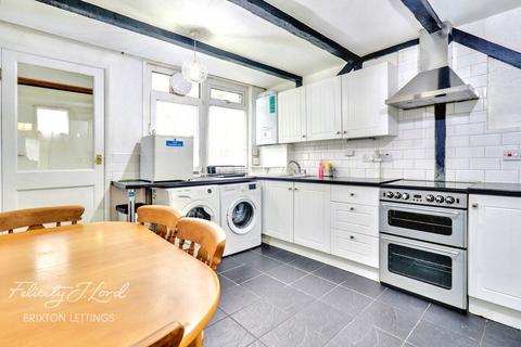 4 bedroom flat to rent, Aytoun Road, London