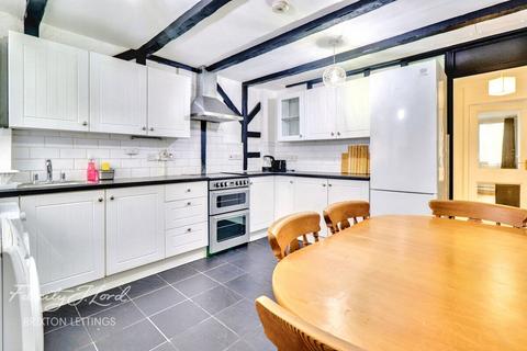 4 bedroom flat to rent, Aytoun Road, London