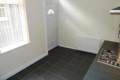 2 bedroom terraced house to rent, Bradford Road, Stanningley