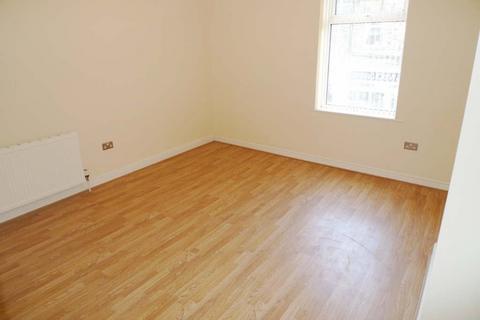 2 bedroom terraced house to rent, Bradford Road, Stanningley