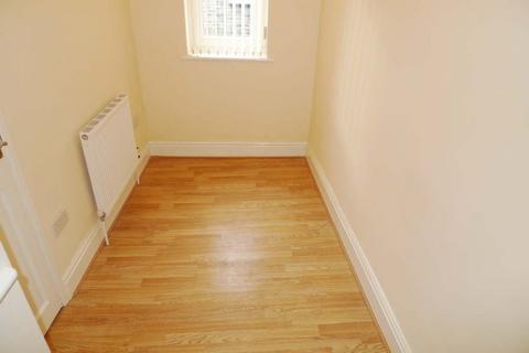 2 bedroom terraced house to rent, Bradford Road, Stanningley