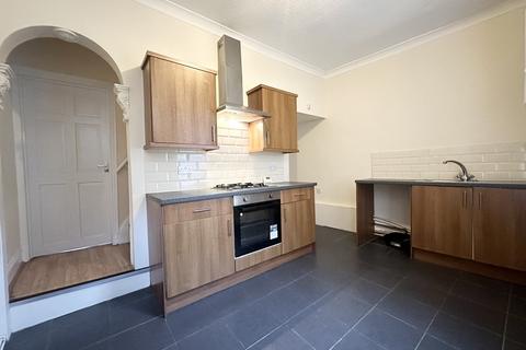 2 bedroom terraced house to rent, Bradford Road, Stanningley