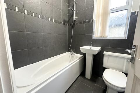 2 bedroom terraced house to rent, Bradford Road, Stanningley