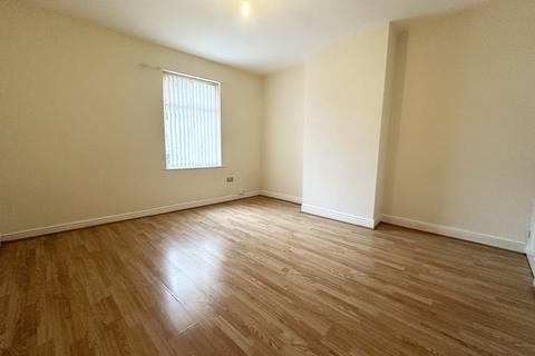 2 bedroom terraced house to rent, Bradford Road, Stanningley